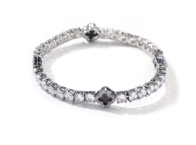Grotés wrist cuff white stone